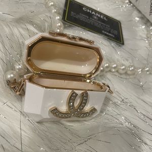 White Pearl  airpod cover cases with necklace /Apple